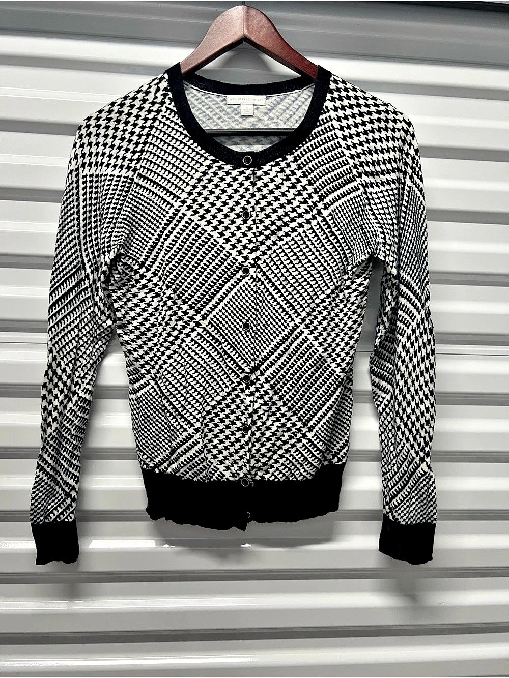 New York & Company Houndstooth Sweater in Black & White Size Medium